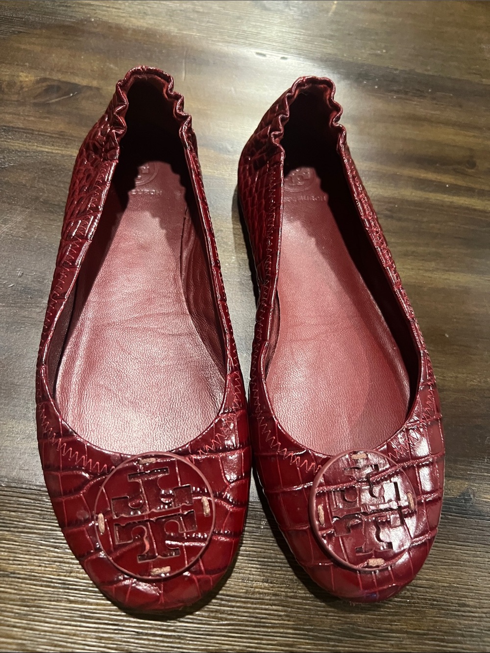 Tory Burch Women's Burgundy Croc-Embossed Logo Ballet Flats
